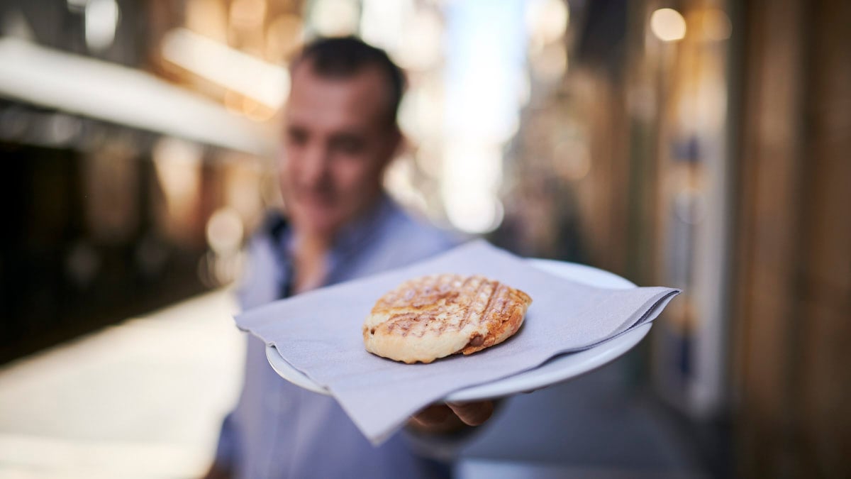 Julián Galarza junto a su mítico pincho “Escombro” en el Bodegón Sarría. PABLO LASAOSA