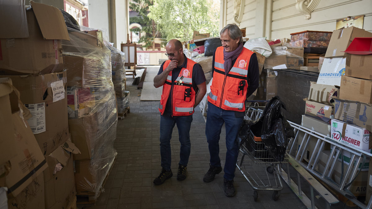Dos personas del Clúster SOS Ucrania comprueban la llegada de ayuda humantaria. PABLO LASAOSA