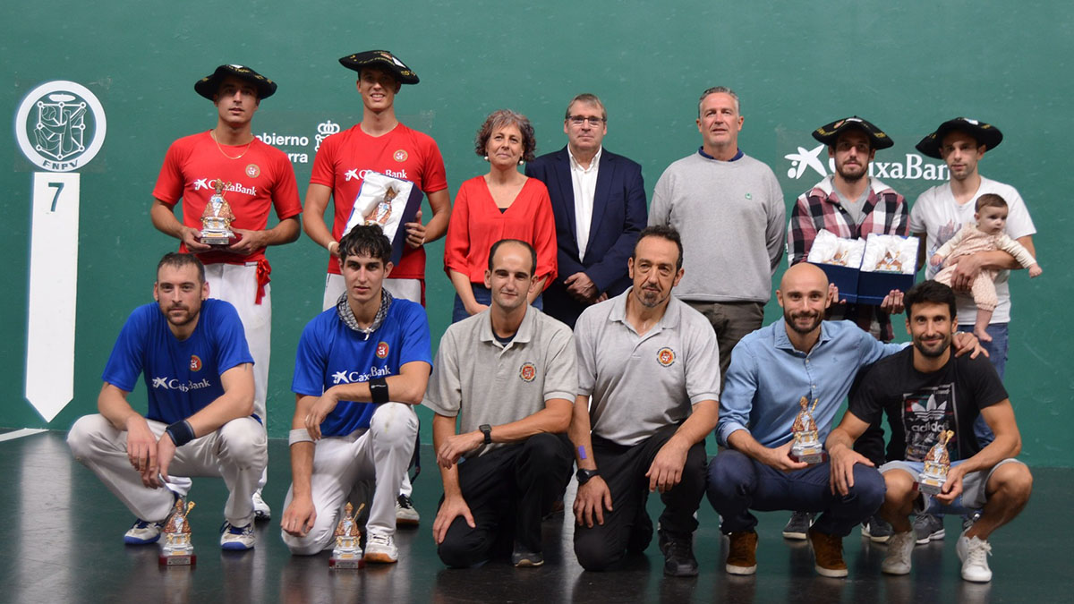 Campeones y finalistas del torneo San Fermín Chiquito posando en el Labrit. Facebook FNPV.