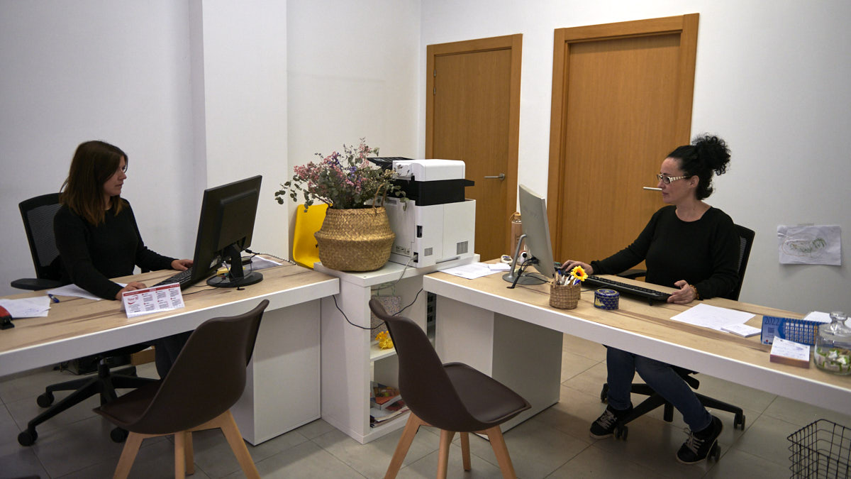 La agencia de viajes Nire Mundua estrena local en la calle Tafalla. IRANZU LARRASOAÑA