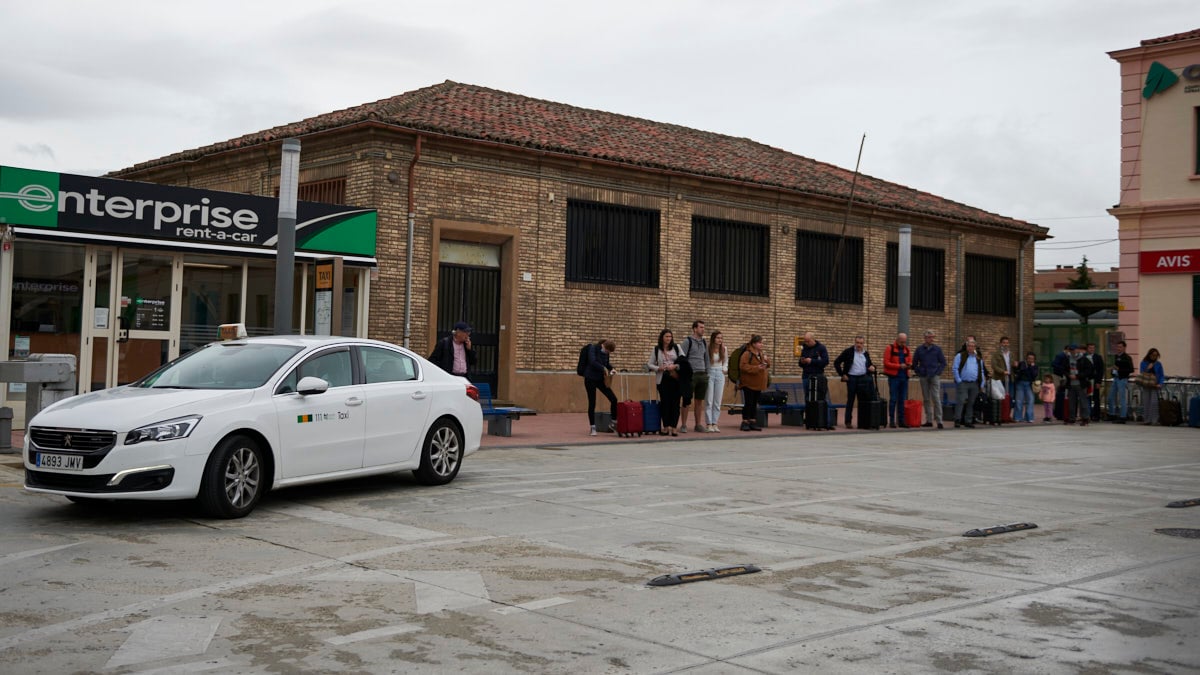 Faltan taxis en la estación de tren y el aeropuerto de Pamplona: Irache denuncia una situación que no se corrige