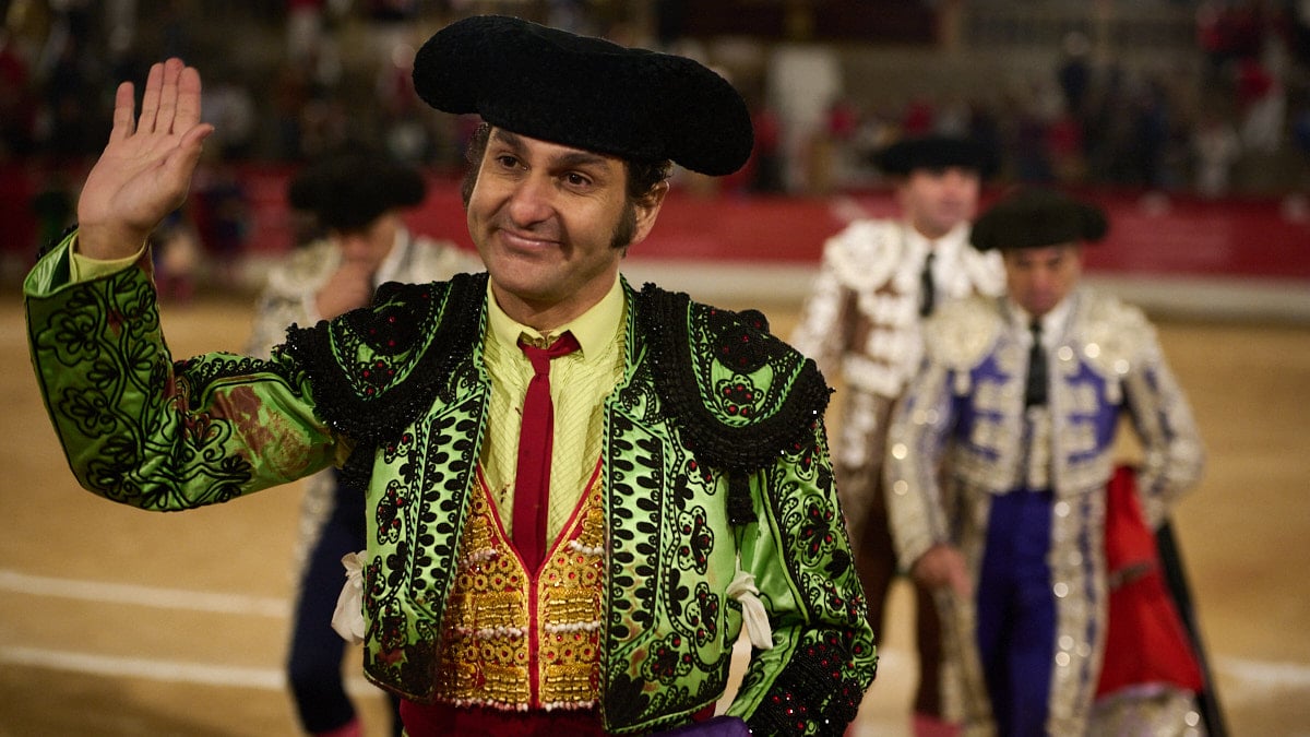 Morante de la Puebla se despide del público de Corella después de cortar una oreja en la corrida con toros de Galache acompañado de Emilio de Justo y Joseito Adame. PABLO LASAOSA