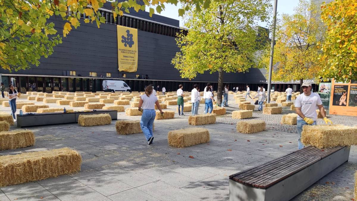 Fardos de paja en la Plaza de Baluarte de Pamplona. JIDQ