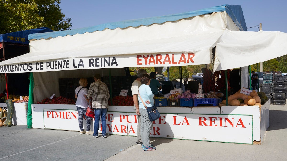 Venta de pimientos asados en Puente La Reina. IÑIGO ALZUGARAY