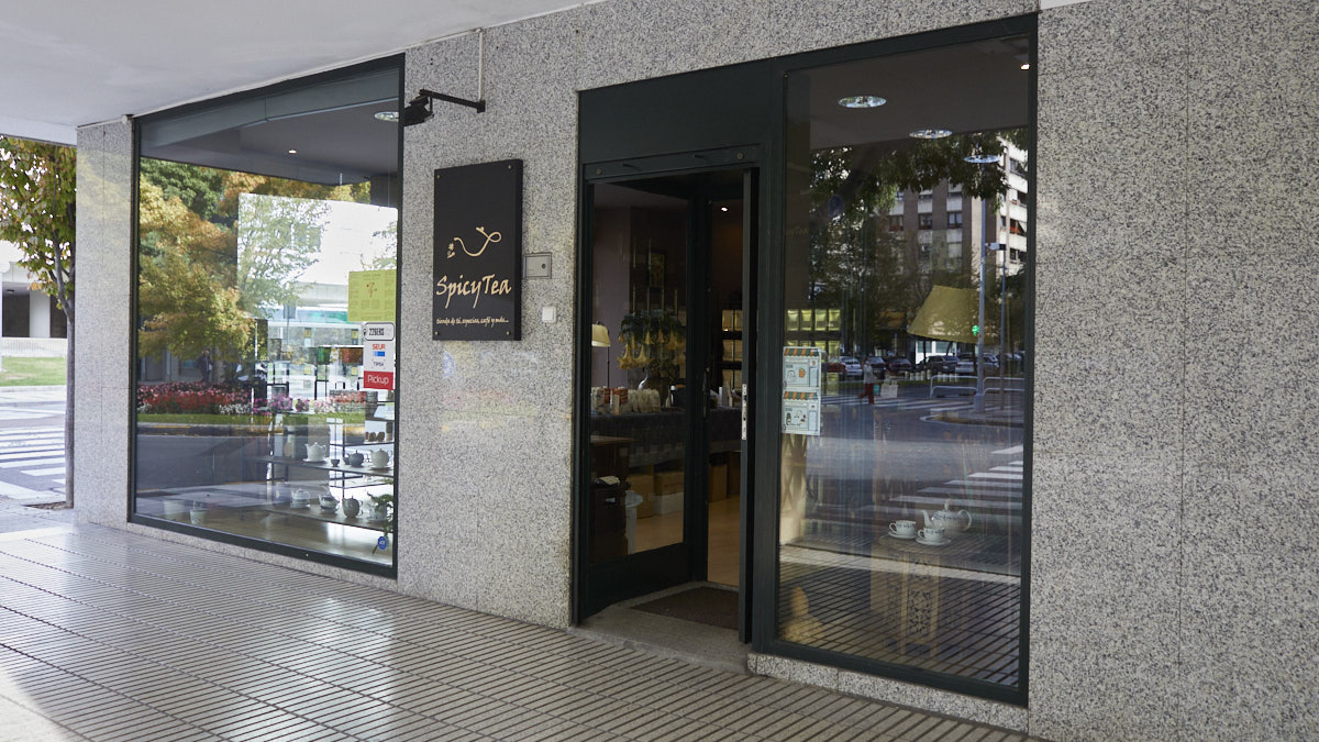Spicytea, tienda especializada en té y café, situada en la calle Serafín Olave 14 de Iturrama. IÑIGO ALZUGARAY