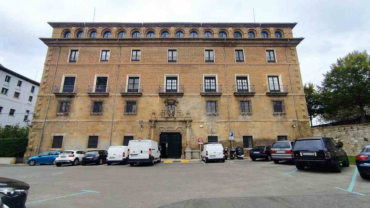Fachada del Palacio Arzobispal de Pamplona. LUCÍA VALERO