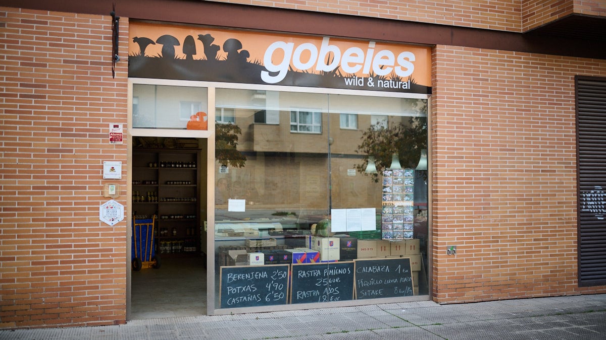 Tienda Setas y Hongos Silvestres Gobeies, Wild & Natural micología en la calle Joaquín Lizarraga 6 de la Rochapea. PABLO LASAOSA