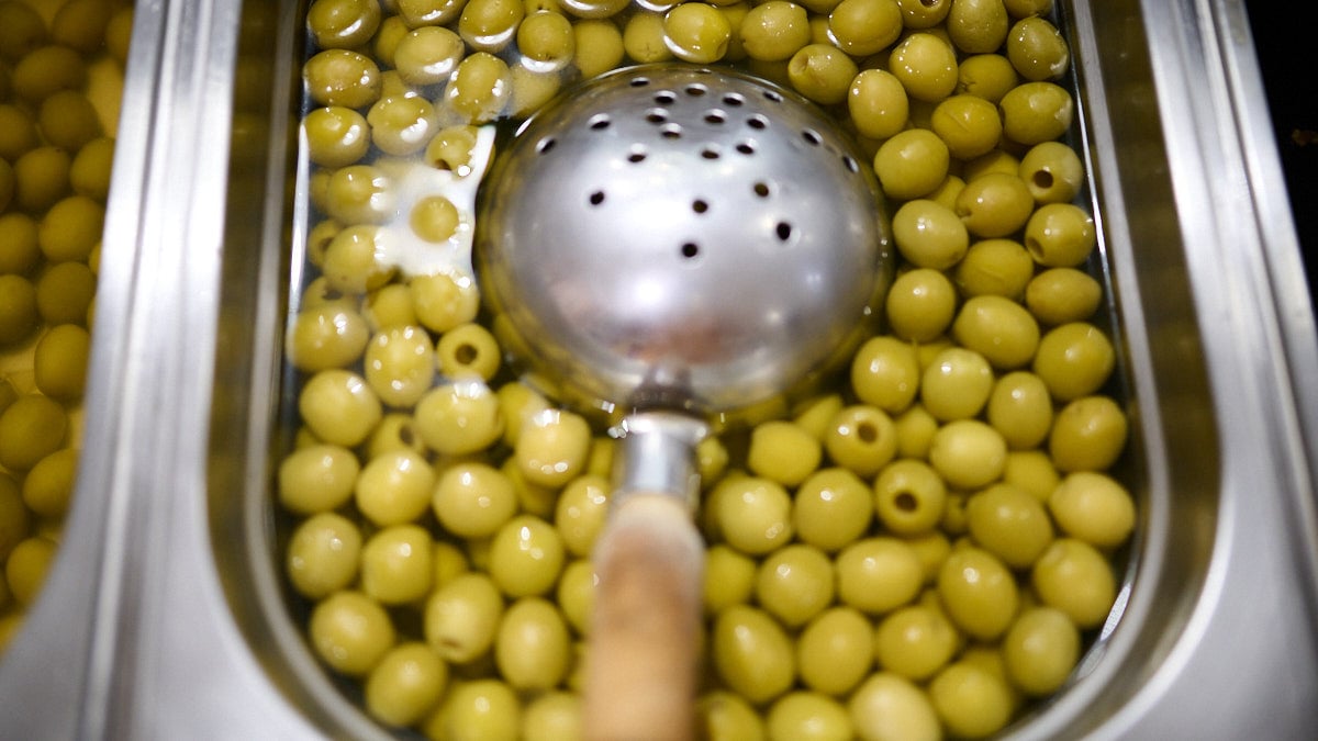 Aceitunas Valero, en la calle Padre Barace 1, en Iturrama. PABLO LASAOSA