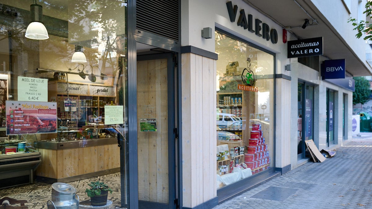 Aceitunas Valero, en la calle Padre Barace 1, en Iturrama. PABLO LASAOSA