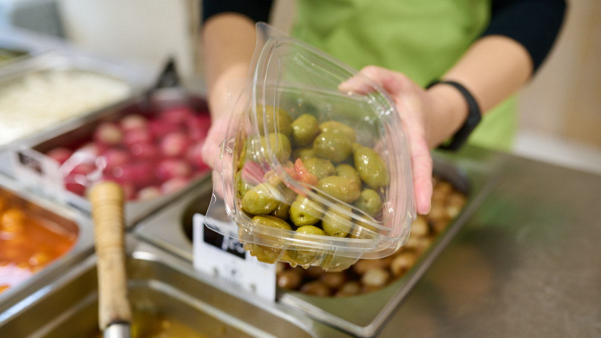 Aceitunas Valero, en la calle Padre Barace 1, en Iturrama. PABLO LASAOSA