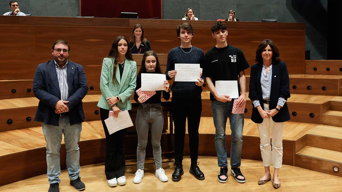 El equipo del Colegio Nuestra Señora del Huerto, clasificado en segundo lugar, tras recoger sus trofeos. UPNA