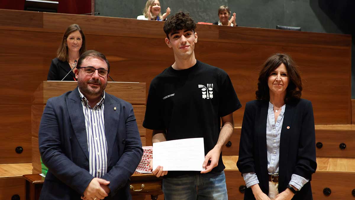 Imanol Velasco, alumno del Colegio Nuestra Señora del Huerto, con su diploma como mejor orador entre Begoña Pérez Eransus y Unai Hualde. UPNA