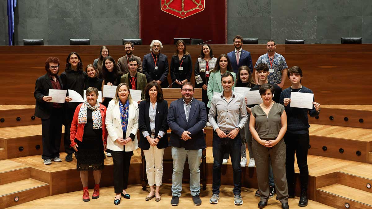 Foto de familia de finalistas, jurado y autoridades, tras la final, celebrada en el Parlamento de Navarra. UPNA