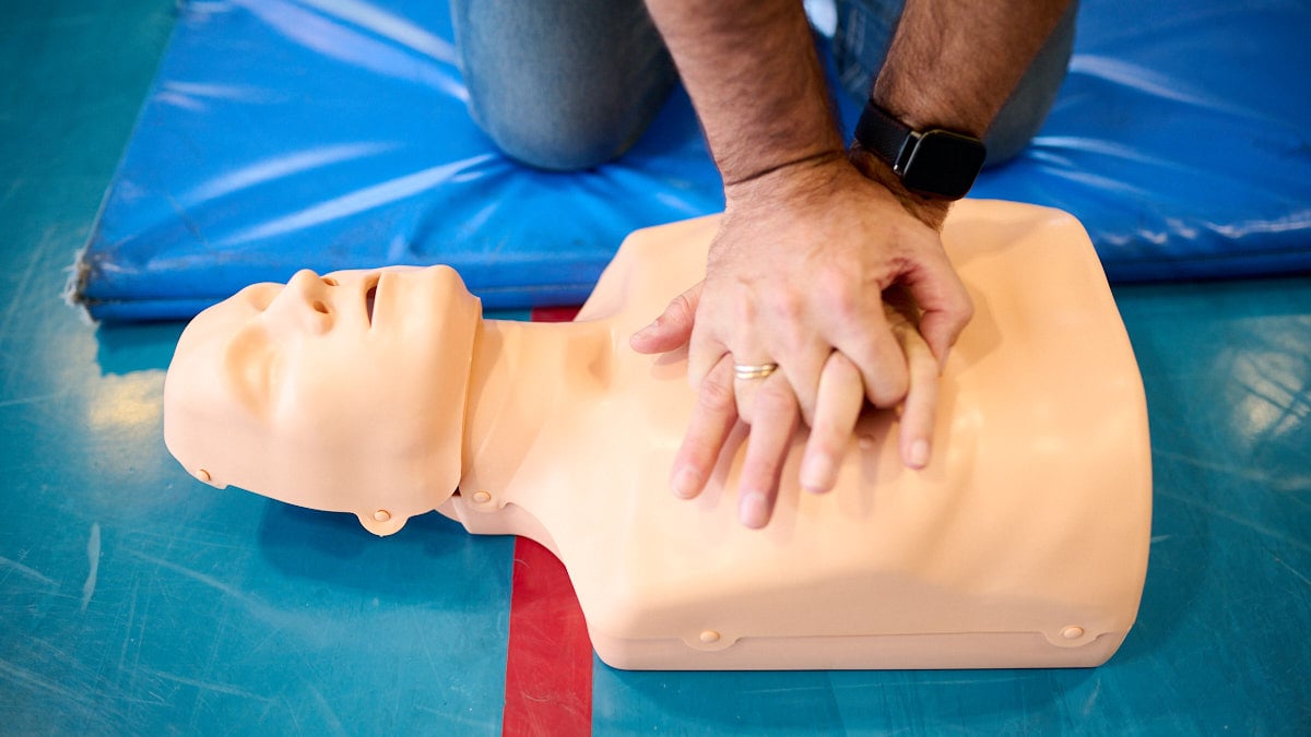 La Policía Local de Tudela reanima a un hombre de 46 años tras una parada en plena calle