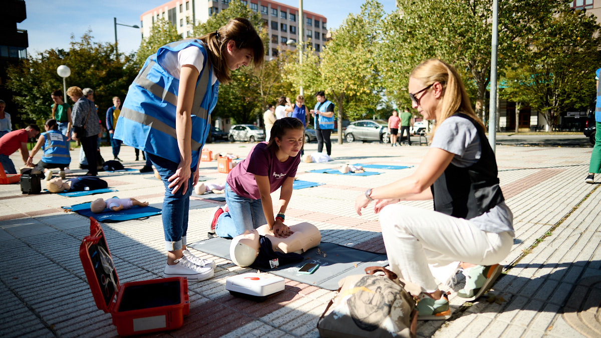 El Instituto Navarro del Deporte a través del Centro de Estudios, Investigación y Medicina del Deporte (CEIMD) organiza, con motivo de la celebración del Día Mundial de la Parada Cardíaca, una demostración de reanimación cardiopulmonar conjunta. PABLO LASAOSA