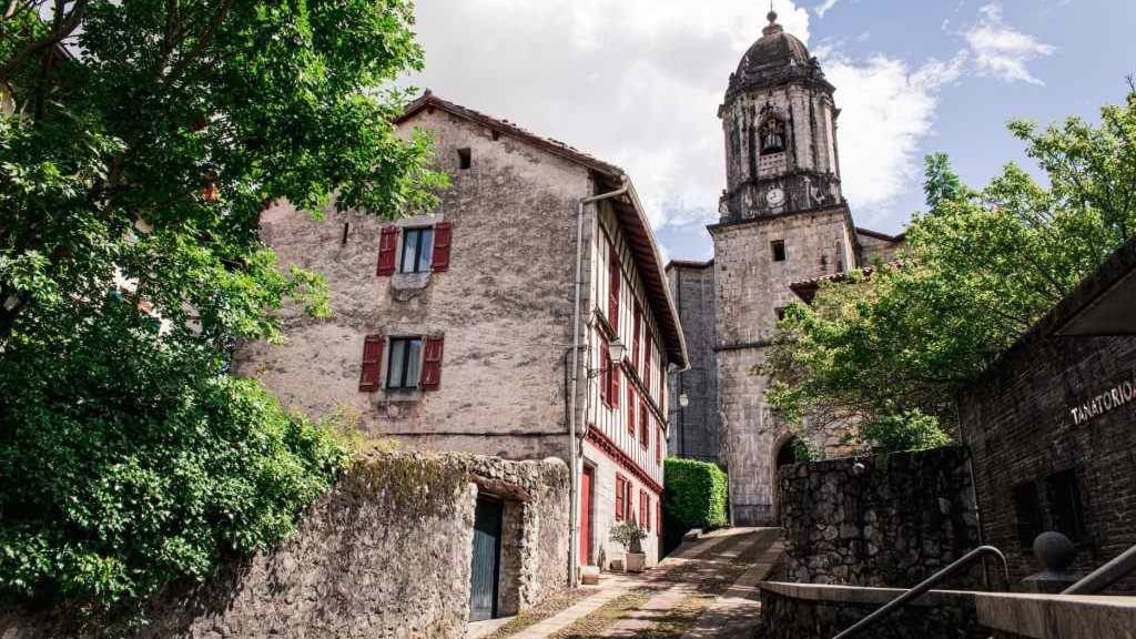 Uno de los accesos a la Iglesia de San Martín de Tours. Foto: Ayuntamiento de Lesaka.