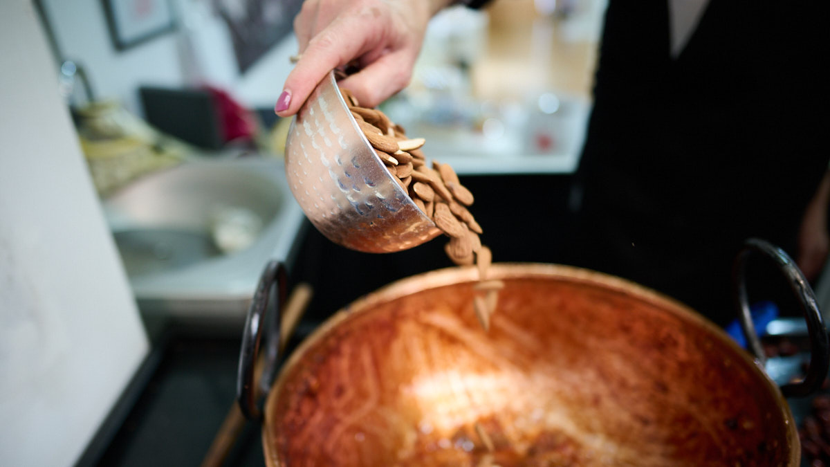 Yolanda López, de Confitería Garrarte, en la calle Estafeta 28 de Pamplona. PABLO LASAOSA
