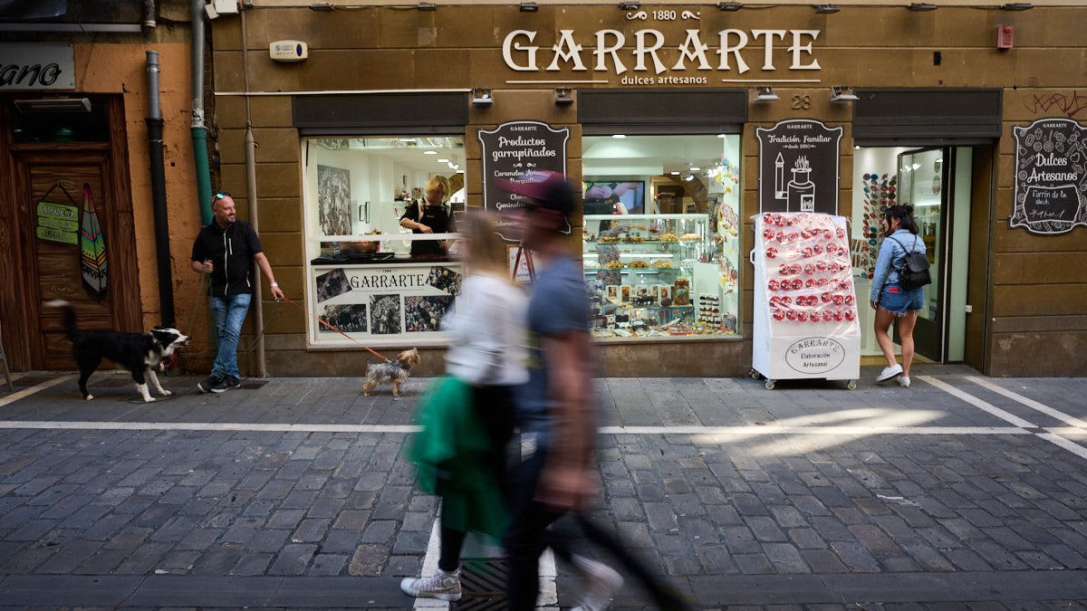 Yolanda López, de Confitería Garrarte, en la calle Estafeta 28 de Pamplona. PABLO LASAOSA
