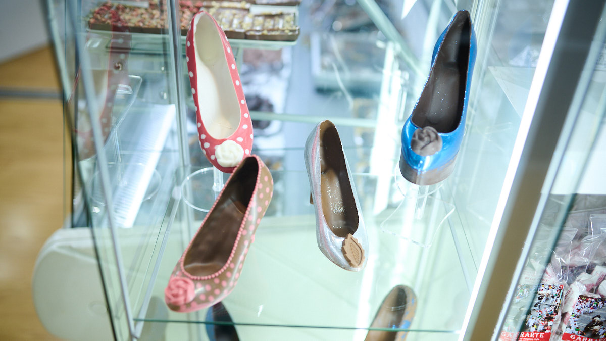 Yolanda López, de Confitería Garrarte, en la calle Estafeta 28 de Pamplona. PABLO LASAOSA