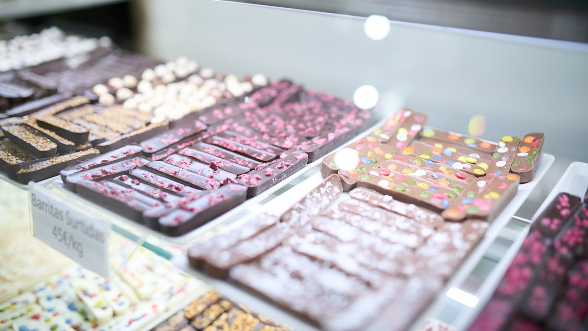 Yolanda López, de Confitería Garrarte, en la calle Estafeta 28 de Pamplona. PABLO LASAOSA