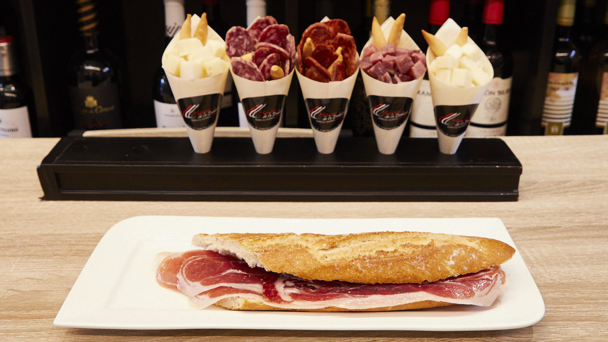 Manjares de la Dehesa en la calle Espoz y Mina 19 de Pamplona. IÑIGO ALZUGARAY