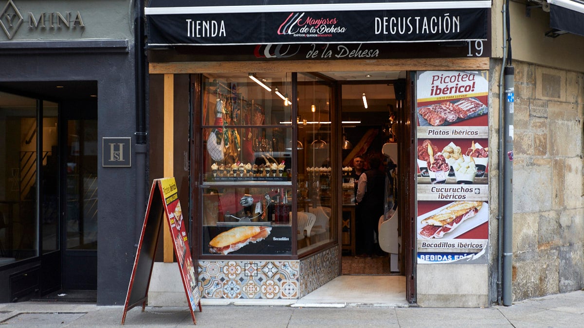 Manjares de la Dehesa en la calle Espoz y Mina 19 de Pamplona. IÑIGO ALZUGARAY