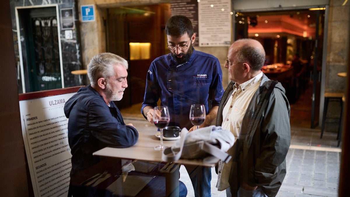Isaac Álvarez y Jaizkibel Zunzarren del Bar Ulzama junto a la Cazuelica ganadora en el concurso de 2022. PABLO LASAOSA