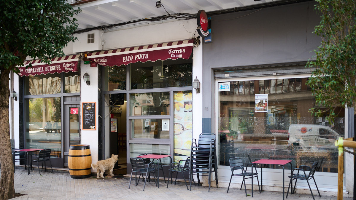 Bar Pato Pinta en la calle Abejeras 6 de Iturrama con su plato estrella, el ajoarriero. PABLO LASAOSA