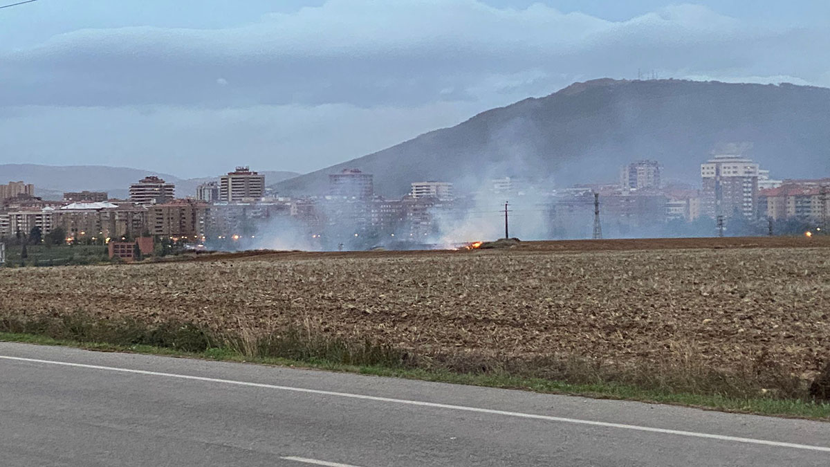 Imagen del incendio que ha causado inquietud en Pamplona, tras arder cereal en Cordovilla. NAVARRA.COM