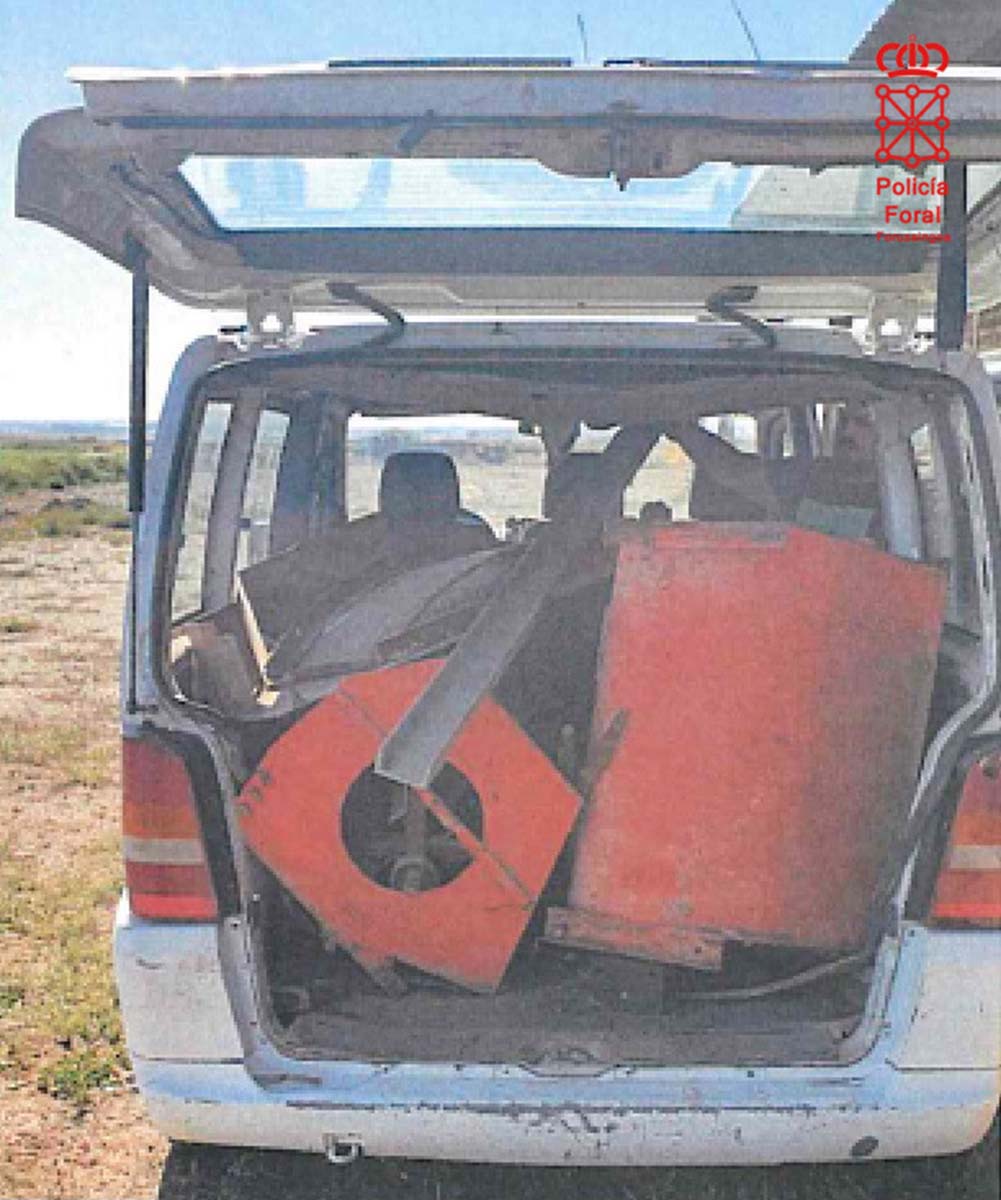Los agentes encontraron el material robado en la furgoneta en la que huían. CEDIDA
