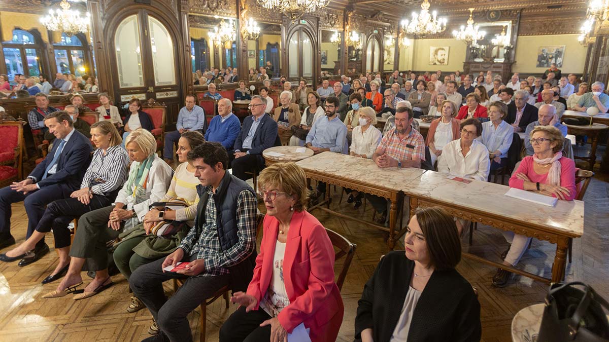 Momento de la presentación del libro. Manuel Castells