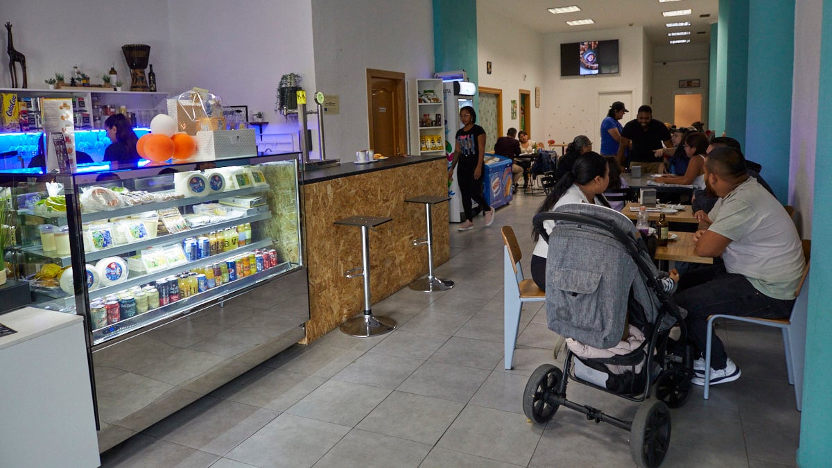 Cafetería 'Nissi, sazón con pasión', en la avenida Zaragoza 13 de Pamplona. IÑIGO ALZUGARAY