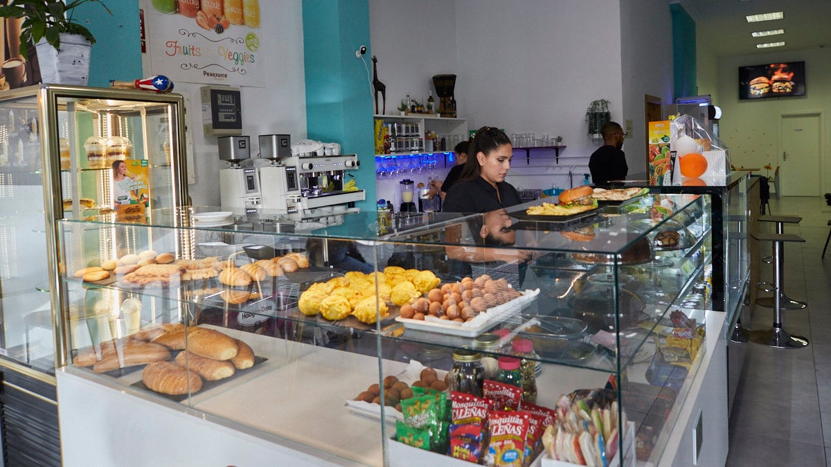 Cafetería 'Nissi, sazón con pasión', en la avenida Zaragoza 13 de Pamplona. IÑIGO ALZUGARAY
