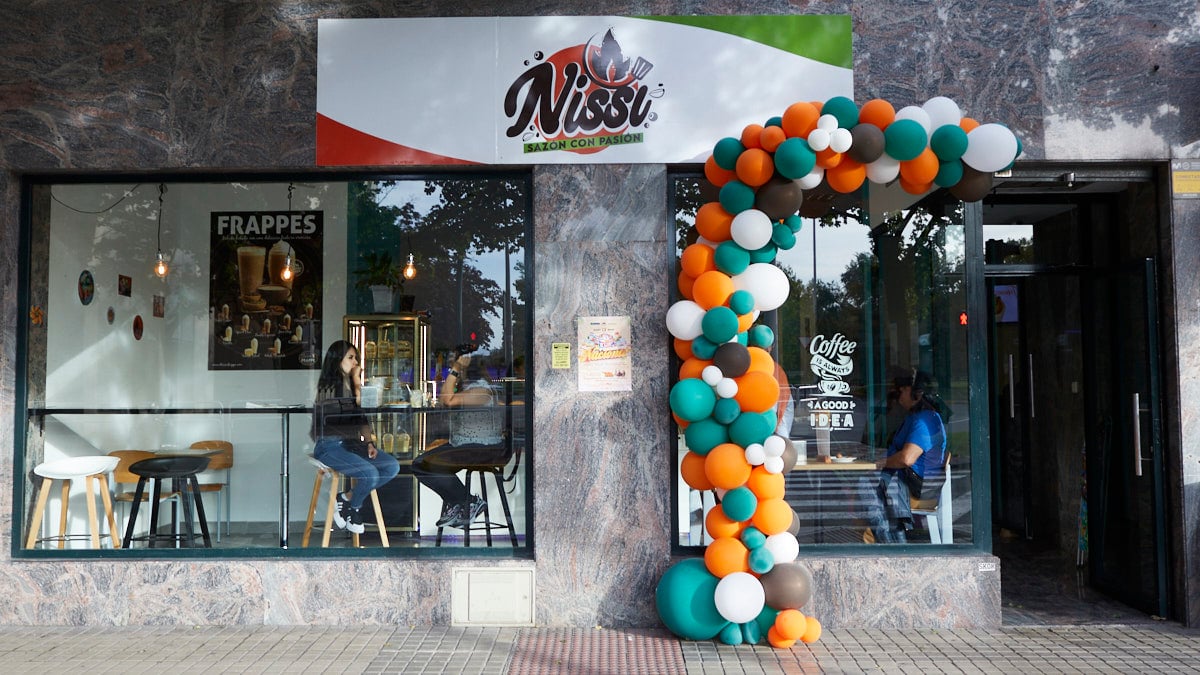 Cafetería 'Nissi, sazón con pasión', en la avenida Zaragoza 13 de Pamplona. IÑIGO ALZUGARAY