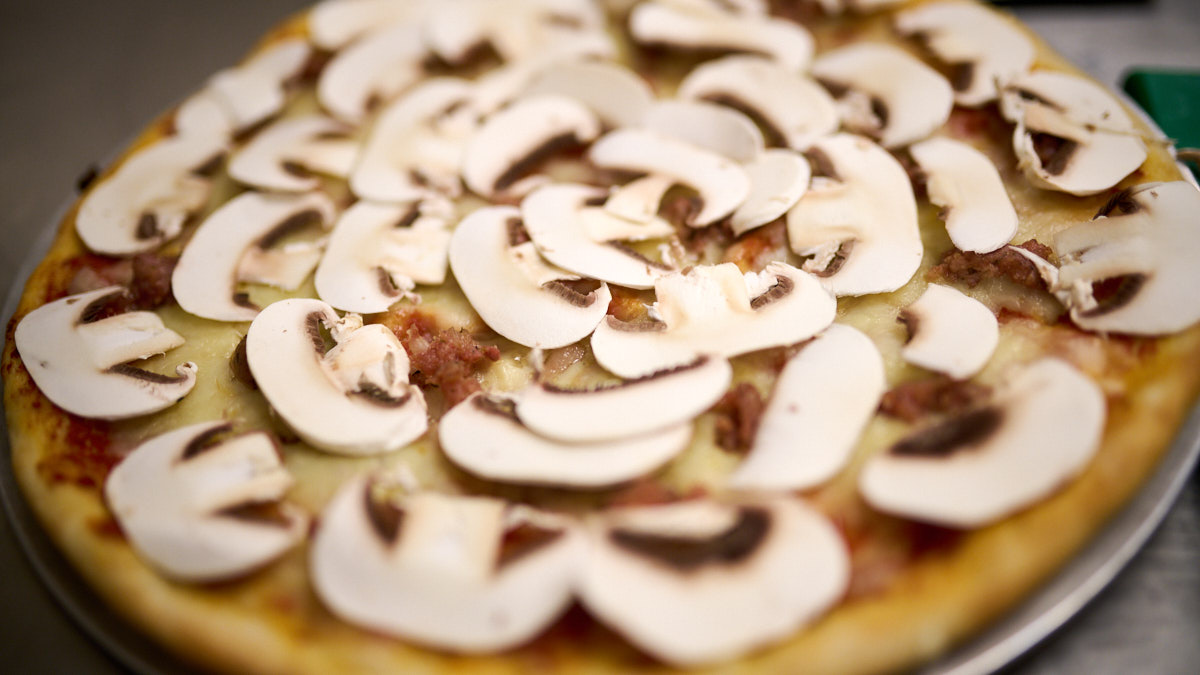 Giacobbe Berardi, Lourdes y su hijo Andrea, dueños de la Pulcinella en la calle San Miguel 22. PABLO LASAOSA