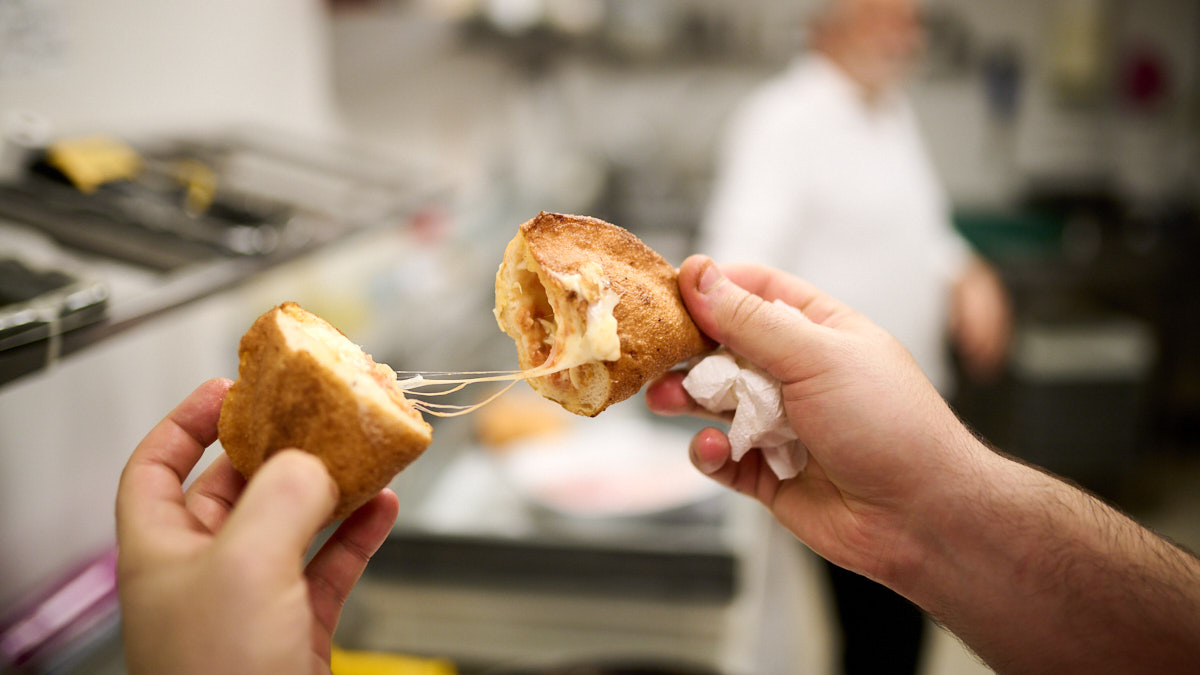 Giacobbe Berardi, Lourdes y su hijo Andrea, dueños de la Pulcinella en la calle San Miguel 22. PABLO LASAOSA