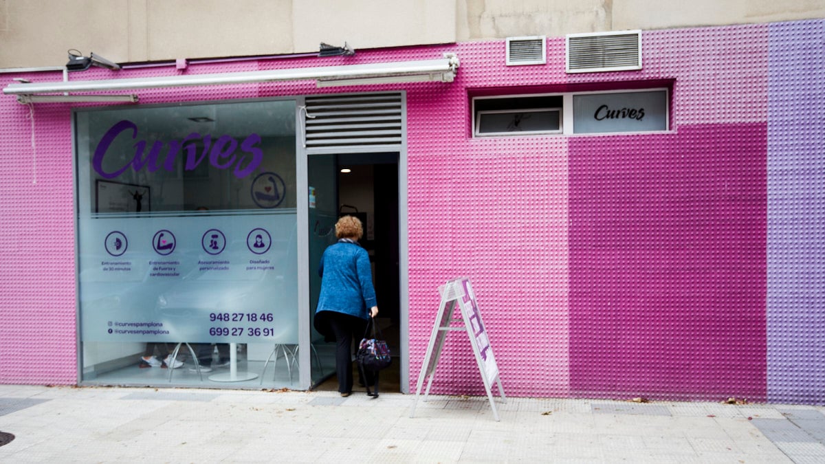 Gimnasio femenino Curves, en la calle Iturrama 25 de Pamplona. IÑIGO ALZUGARAY