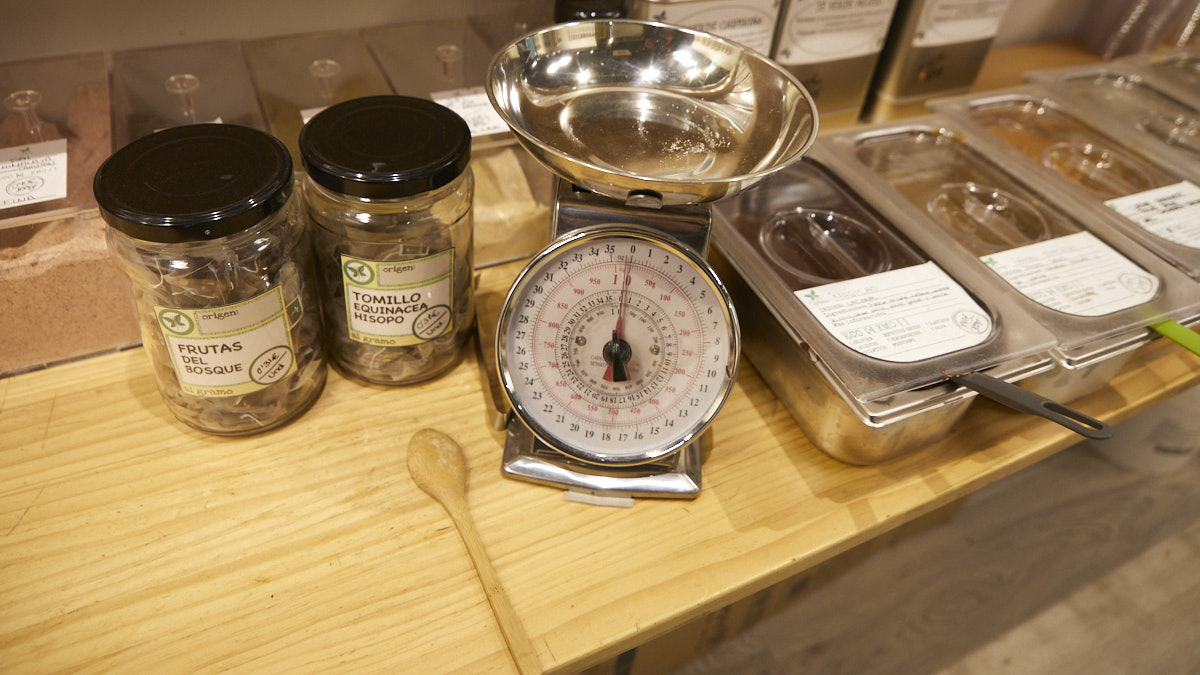 Tienda 'Al gramo' en la calle Iturrama 39 de Pamplona. IÑIGO ALZUGARAY