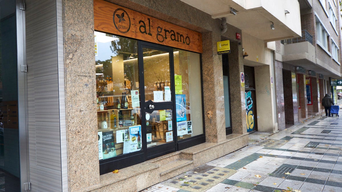 Tienda 'Al gramo' en la calle Iturrama 39 de Pamplona. IÑIGO ALZUGARAY