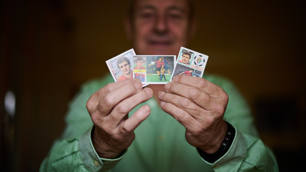 El exjugador de Osasuna Javier Mina, junto a la camiseta que se intercambió con Maradona en los años 80 en El Sadar. PABLO LASAOSA