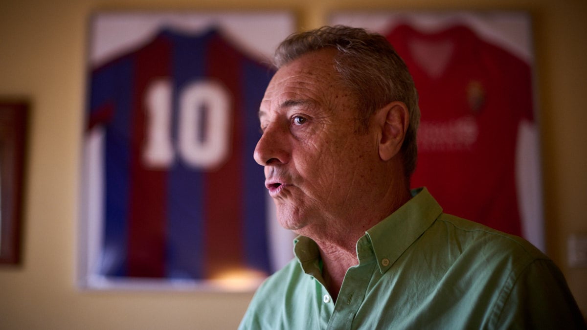 El exjugador de Osasuna Javier Mina, junto a la camiseta que se intercambió con Maradona en los años 80 en El Sadar. PABLO LASAOSA