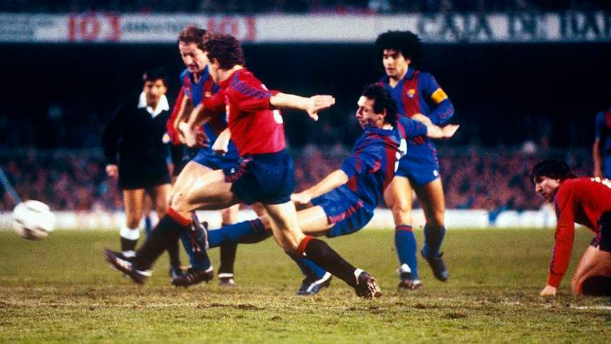 Javier Mina, de espaldas, lucha por la pelota entre Perico Alonso, Quini y Maradona, mientras Patxi Rípodas mira desde el suelo. Fue un partido de Osasuna en el Camp Nou en la temporada 83-84. EL PERIÓDICO DE CATALUÑA