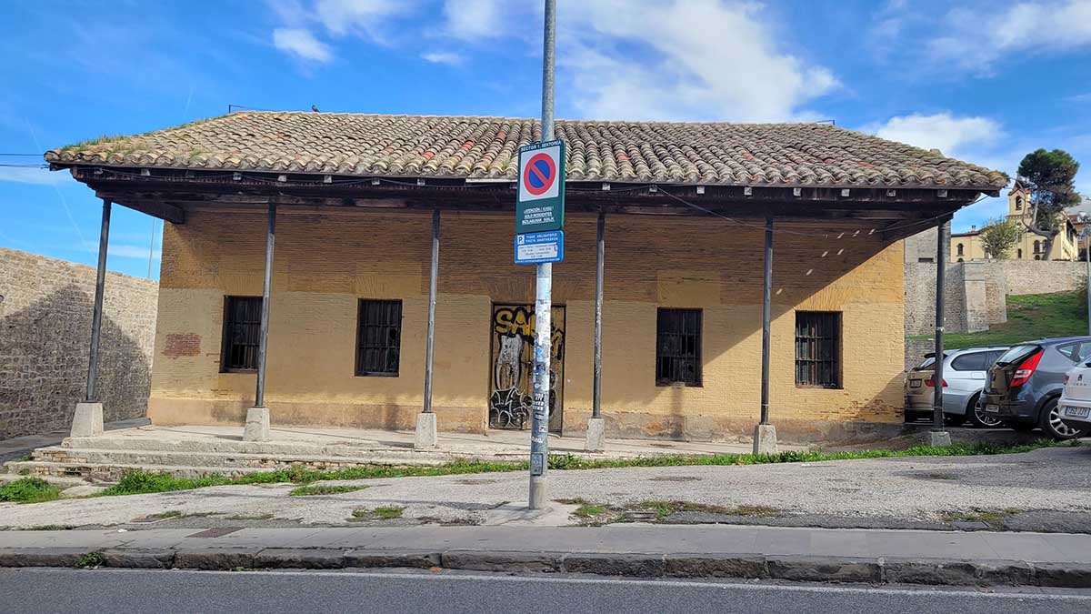 Cuerpo de guardia del antiguo portal de la Rochapea que albergará centro de experiencias San Fermín 365 en la cuesta de Santo Domingo de Pamplona. ARCHIVO