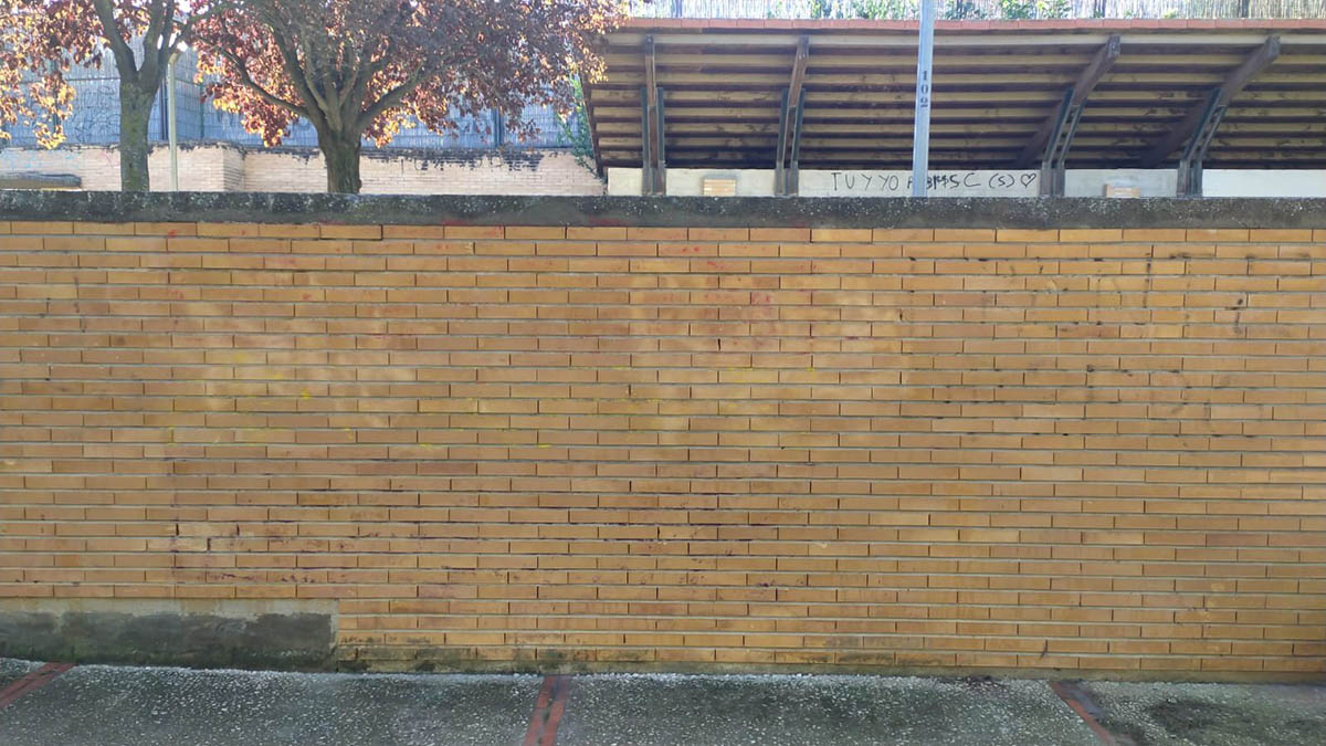 Limpieza de las pintadas con mensajes republicanos aparecidas en Tudela. CEDIDA