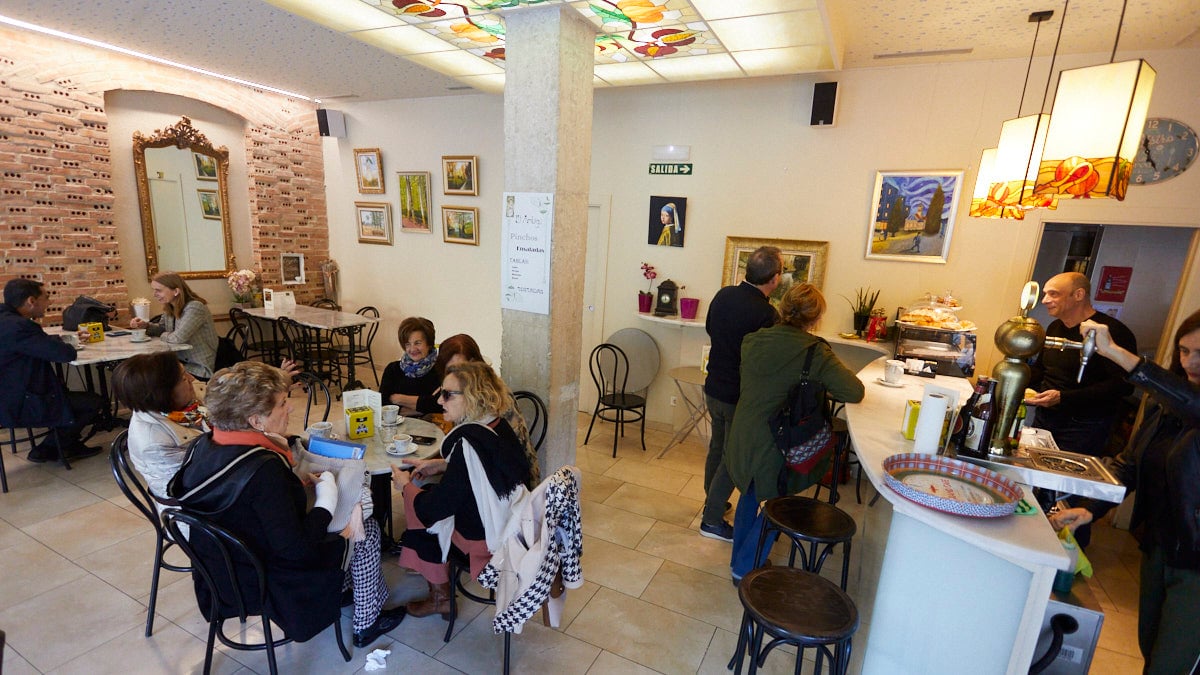 Cafetería El Ambigú, en el grupo Rinaldi 15 de Pamplona. IÑIGO ALZUGARAY