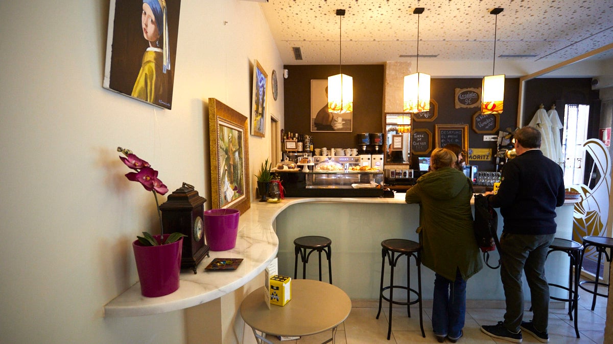 Cafetería El Ambigú, en el grupo Rinaldi 15 de Pamplona. IÑIGO ALZUGARAY