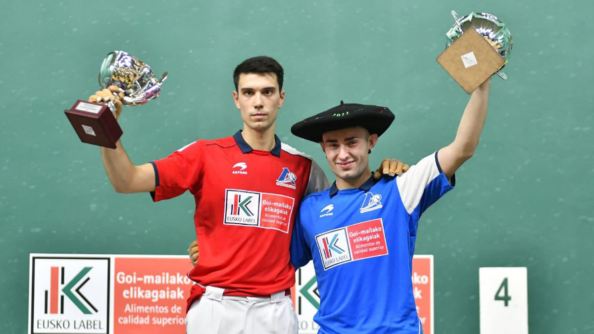 Iker Salaberría sonríe, a la derecha, con la txapela de campeón ante Egiguren en el Labrit. @ASPEpelota