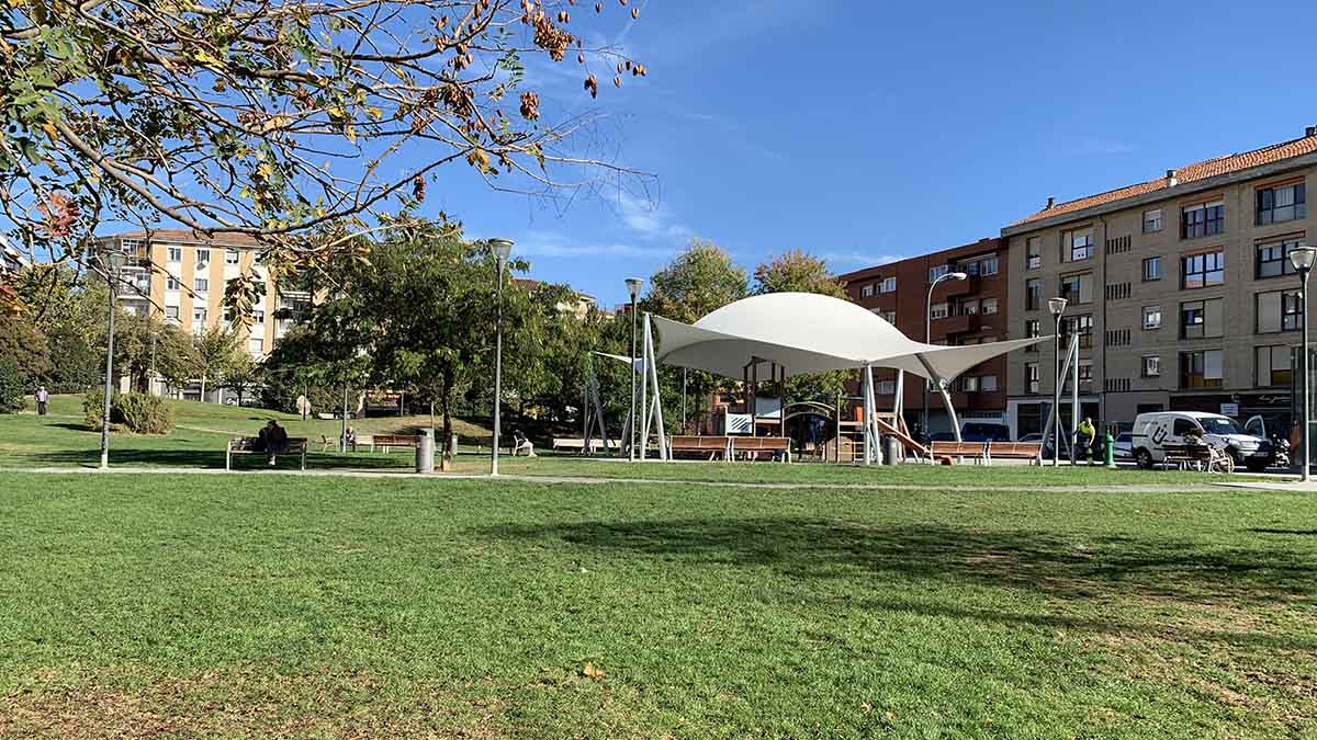 Plaza Manuel Turrillas en el barrio de Azpilagaña de Pamplona. Navarra.com