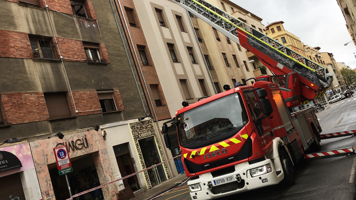 Muere un hombre en Pamplona y dos mujeres son rescatadas en el incendio de una vivienda