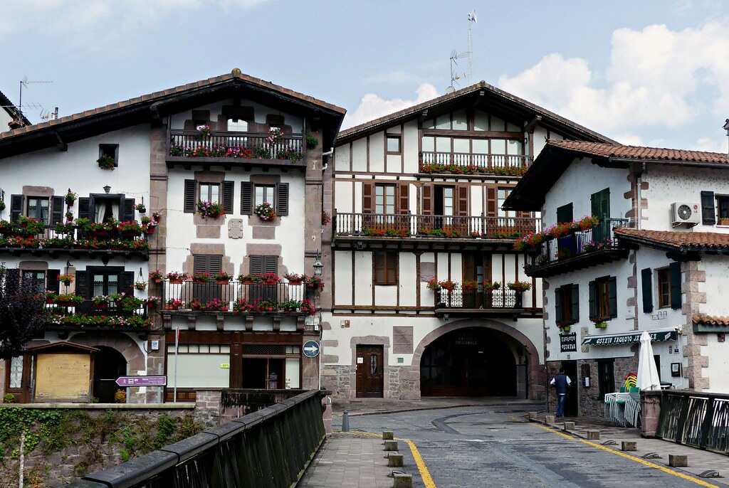 Puente de Txokoto, en Elizondo, uno de los pueblos más bonitos del Valle de Baztán. Foto: Flickr.